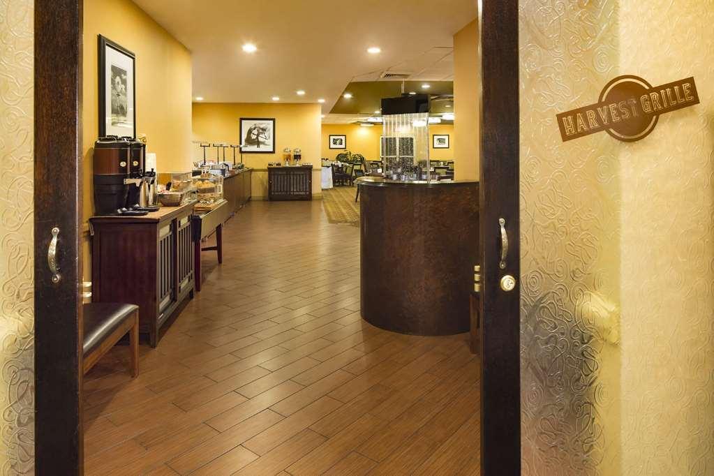 Doubletree By Hilton Hotel Raleigh - Brownstone - University Ресторан фото