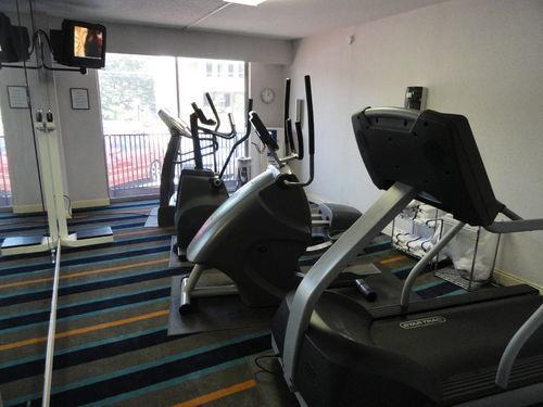 Doubletree By Hilton Hotel Raleigh - Brownstone - University Зручності фото