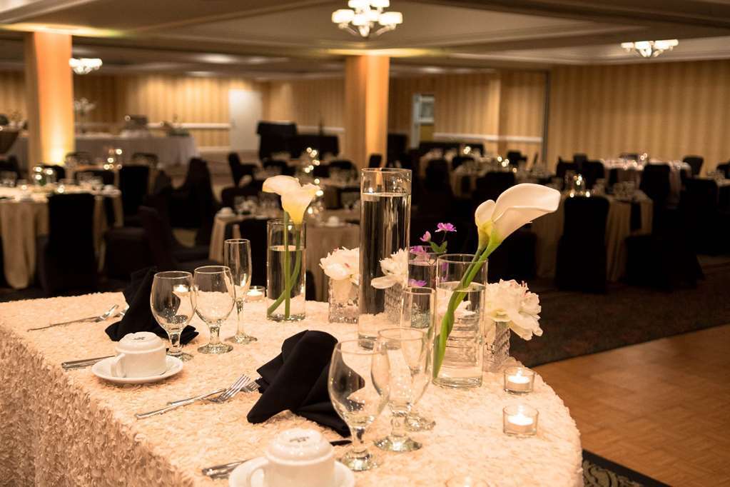 Doubletree By Hilton Hotel Raleigh - Brownstone - University Зручності фото